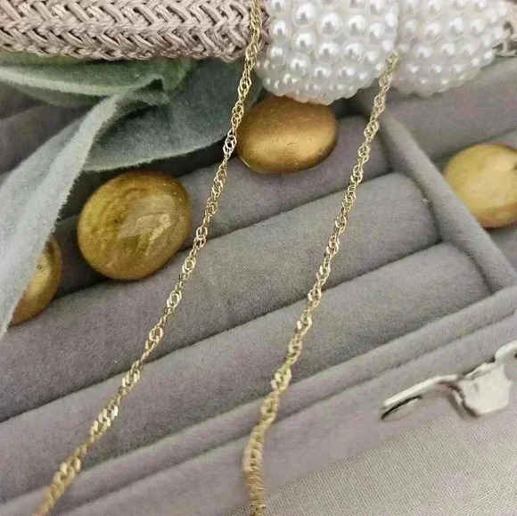 Fashionable, thin waterwave gold, 18k plated, tarnis free 18-inch necklace - Picture 4 of 5